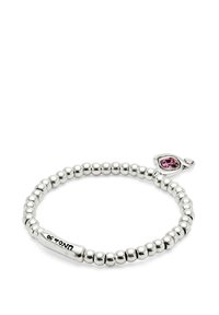 Bracelet élastique en perles argentées avec un petit charme en pierre précieuse violette et une étiquette gravée "UNO 50". Les perles sont de taille uniforme.