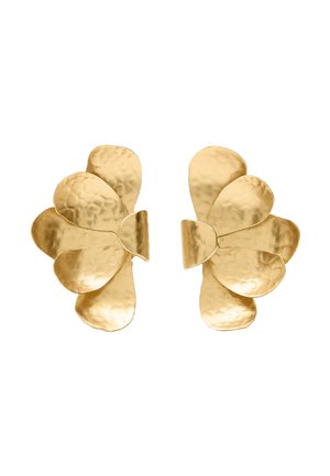 Kolczyki z młotkowanego złotego metalu w kształcie warstwowych, asymetrycznych płatków rozłożonych wachlarzowo, zaprojektowane jako pasująca para.