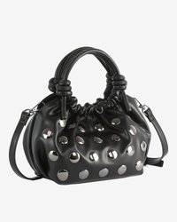 Bolsa de couro preto com topo franzido, alças duplas enroladas, alça de ombro destacável e grandes tachas redondas prateadas na frente.