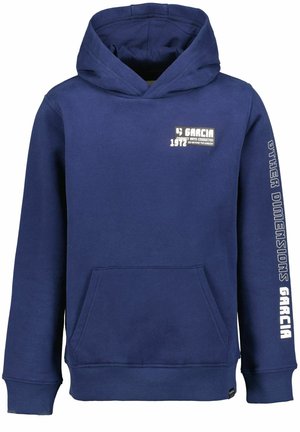 Granatowy hoodie wykonany z miękkiego materiału, z przednią kieszenią typu kangur, prążkowanymi mankietami oraz białym wzorem graficznym na klatce piersiowej i rękawie.