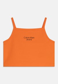 Pomarańczowy krótki top na ramiączkach z cienkimi paskami, z nadrukiem "Calvin Klein Jeans" w czerni, umieszczonym na środku poniżej dekoltu. Gładki, elastyczny materiał.