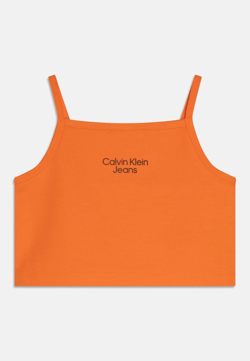 Pomarańczowy krótki top na ramiączkach z cienkimi paskami, z nadrukiem "Calvin Klein Jeans" w czerni, umieszczonym na środku poniżej dekoltu. Gładki, elastyczny materiał.