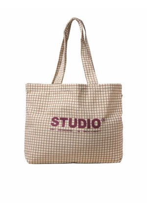 Beige totebag met een ruitpatroon, voorzien van twee stoffen handvatten en een bordeauxrode "STUDIO"-logo. Gemaakt van duurzaam materiaal, ideaal voor dagelijks gebruik.