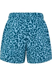 Ljusblå shorts med ett mönster av mörk teal leopardtryck, tillverkade av mjukt bomullstyg med elastisk midja.