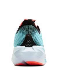 Chaussure de sport bleue et noire avec une tige en maille texturée, accents rouges et semelle blanche. Présente un talon à motif pour la stabilité.