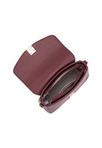 Borsa a tracolla in pelle bordeaux con esterno texturizzato, hardware dorato e apertura superiore che rivela un interno grigio chiaro con scomparti.