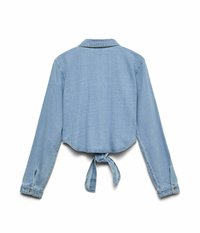Camicia in denim azzurro chiaro, cropped, con maniche lunghe, colletto e dettaglio a nodo legato sul retro. Texture liscia, polsini con bottone standard.