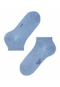 Calcetines azul claro hechos de un material de punto suave, que cuentan con un puño acanalado y un talón reforzado. Nombre de la marca "FALKE" impreso en azul oscuro.