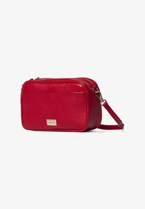 Sac bandoulière en cuir rouge avec fermeture éclair dorée et bandoulière amovible, plaque logo Marc Ellis à l'avant, forme rectangulaire, surface texturée.