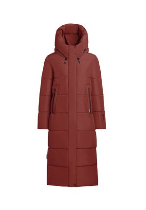 Long manteau matelassé rouge profond, avec un col montant, des poches zippées et un motif matelassé pour l'isolation. Fabriqué en matériau résistant à l'eau.