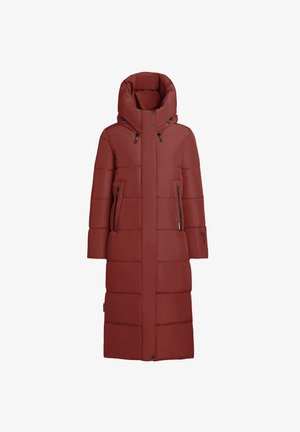 Long manteau matelassé rouge profond, avec un col montant, des poches zippées et un motif matelassé pour l'isolation. Fabriqué en matériau résistant à l'eau.