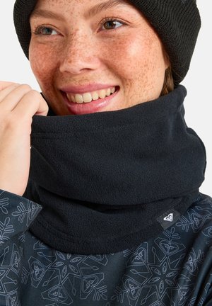 Zwarte fleece nekwarmer heeft een zachte textuur en een omgevouwen ontwerp. Een label met een hartlogo is zichtbaar op de rand.