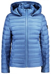 Jasnoniebieska pikowana kurtka z przednim zamkiem błyskawicznym i przymocowanym kapturem, zaprojektowana na chłodne warunki pogodowe.