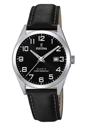 Montre avec bracelet en cuir noir, boîtier en acier inoxydable argenté, cadran noir, marqueurs d'heure blancs et afficheur de date à 3 heures.