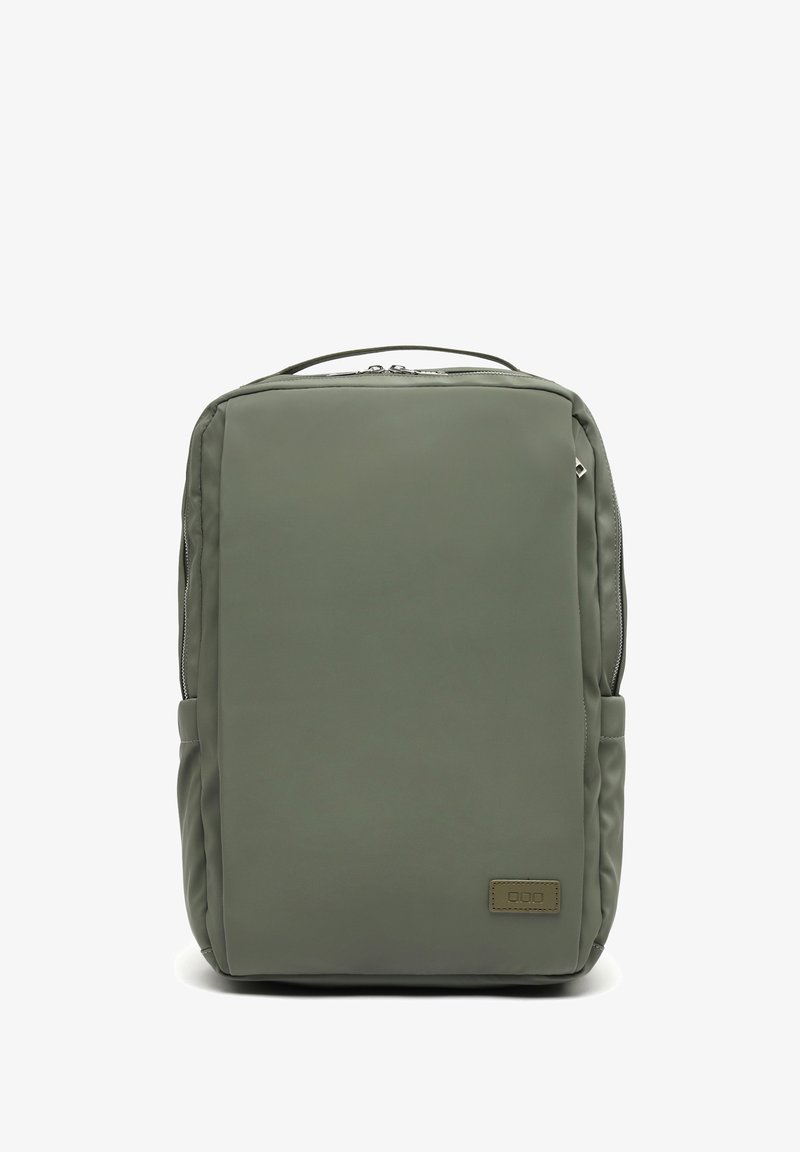 Zielony plecak z gładką, matową powierzchnią, prostokątnym kształtem, górnym uchwytem i małą skórzaną łatką z logo na dolnym froncie.