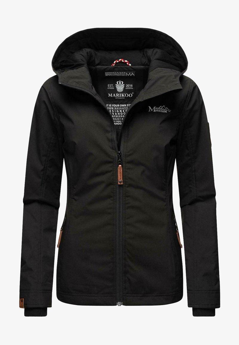 Veste extérieure noire avec fermeture à glissière, capuche et poignets élastiques. Présente des accents en cuir et un logo sur la poitrine. La doublure intérieure est à motifs.