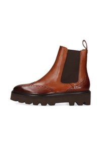Botín Chelsea de cuero marrón con detalles de brogue, paneles laterales elásticos negros y suela gruesa con taco y tira en el talón.