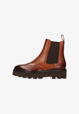 Botte Chelsea en cuir marron avec des détails brogue, panneaux élastiques noirs sur les côtés et semelle épaisse avec un tirant au talon.