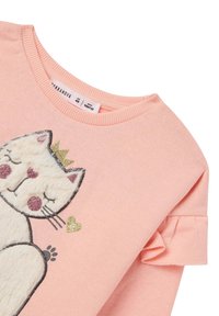 Różowa bluza z teksturowanym wzorem kota z koroną, błyszczącym sercem i falbaniastymi rękawami. Wykonana z miękkiego, wygodnego materiału.