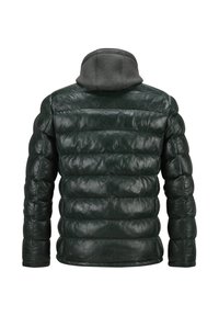 Dunkelgrüne Lederjacke mit gepolstertem, gestepptem Design, gerippten Bündchen und einem grauen Stoff-Kapuzenausschnitt, mit glatter Textur.
