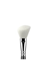 Scheerkwast met een zilveren metallic handvat en zachte witte haren. De haren zijn afgerond en dicht, ontworpen voor comfort en efficiëntie.