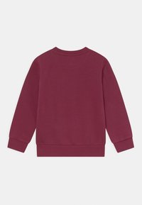 Felpa bordeaux con colletto rotondo, maniche lunghe, polsini a coste e un tessuto dalla superficie liscia. Vista posteriore mostrata.