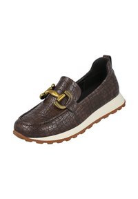 Zapato sin cordones de imitación de cocodrilo marrón con una hebilla decorativa dorada y una suela media blanca. Diseñado para la comodidad con una suela de goma texturizada.