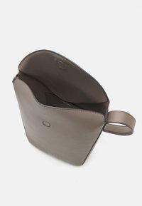 Calvin Klein SOFT SCULPT BUCKET BAG - Bolso de mano - cinder