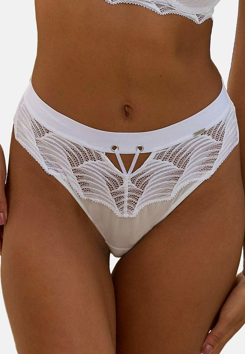 Weiße Spitzenunterwäsche mit einem transparenten Vorderteil, das ein V-förmiges Design aufweist, silberne Hardware-Details und einen glatten Bund für zusätzlichen Komfort.