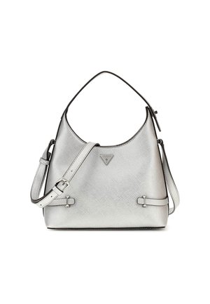 Bolso de mano plateado con textura, con doble asa, logotipo triangular de Guess en el frente y correa ajustable para llevar cruzado, sobre un fondo blanco.
