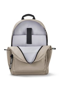 Beige Rucksack mit einer Reißverschlusstasche vorne, schwarzem Zubehör und grau gepolstertem Innenraum für Geräte. Verfügt über einen Handgriff oben und Schulterriemen.