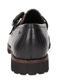 Zwarte leren dress shoe met dikke zool, gespsluiting en zichtbare stiksels, getoond vanuit een achteraanzicht.