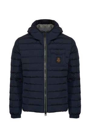 Giacca puffer blu navy con zip frontale, design trapuntato, cappuccio e tasca sul petto con patch logo. Texture liscia e polsini elasticizzati.