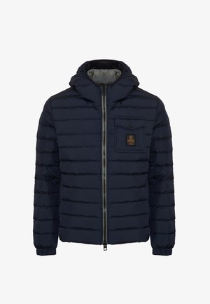 Giacca puffer blu navy con zip frontale, design trapuntato, cappuccio e tasca sul petto con patch logo. Texture liscia e polsini elasticizzati.
