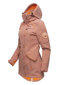 Švelni rožinė softshell striukė su oranžiniais akcentais; turi aukštą apykaklę, mygtukus ir kelias kišenes. Lygus paviršius su struktūrizuotu dizainu.