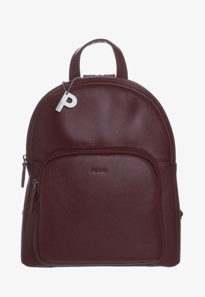 Burgunderfarbene Leder-Backpack mit vorderem Reißverschlussfach, Tragegriff und metallischem Anhänger mit "P" und dem Markennamen "Picard" auf der Vorderseite.