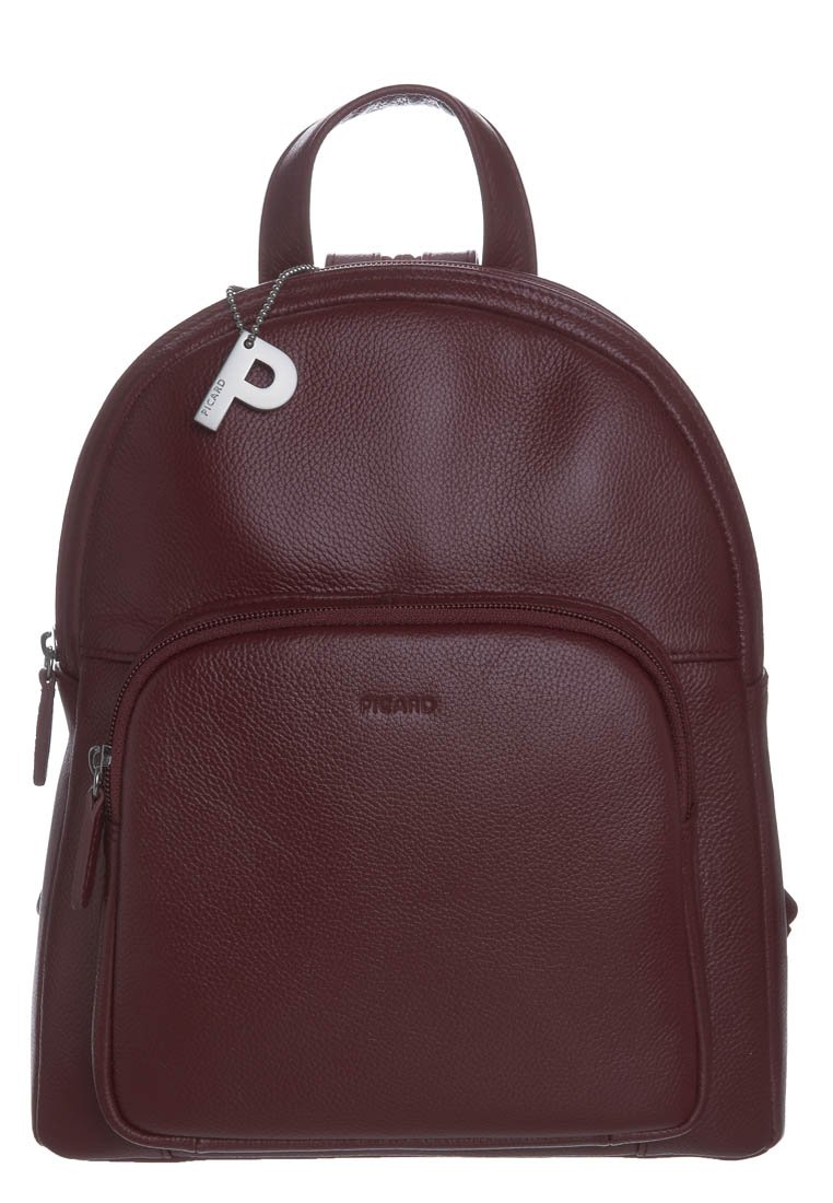 Mochila de cuero burdeos con bolsillo con cremallera en el frente, asa superior y una etiqueta metálica con la "P" y el nombre de la marca "Picard" en la parte delantera.