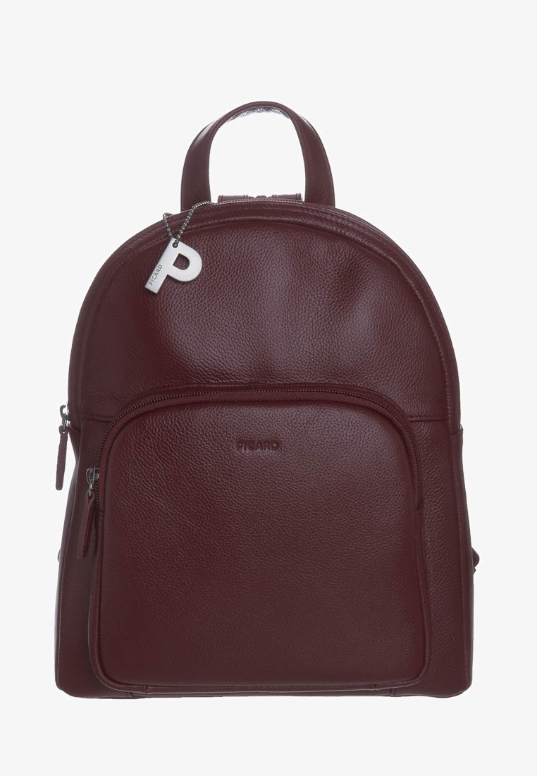 Zaino in pelle bordeaux con tasca anteriore con zip, maniglia superiore e etichetta metallica con "P" e il nome del marchio "Picard" sul davanti.