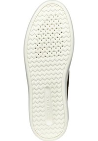 Suela de zapato de goma blanca con un patrón de zigzag, orificios de ventilación y la marca registrada "GEOX" en relieve. Superficie texturizada con un ligero brillo.