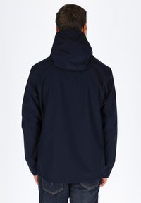 Marineblå vandtæt jakke med hætte, der har en glat tekstur, lange ærmer og justerbare manchetter. Bagsidevist viser et minimalistisk design.