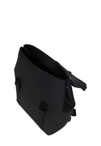 Zaino nero con finitura opaca, dotato di doppie fibbie laterali, una parte superiore con zip e un ampio interno. Design elegante e rettangolare.