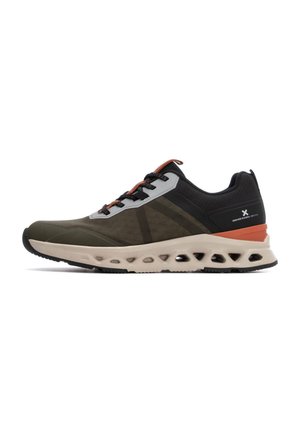 Zapatillas deportivas para hombre con un upper en negro, gris y verde olivo, tela texturizada, cordones naranjas y una suela acolchada beige con recortes.