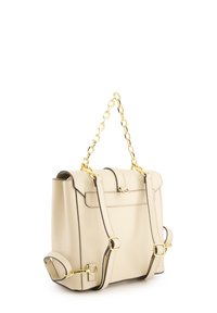 Beige Lederhandtasche mit goldenem Kettenhenkel, verstellbaren Riemen, kontrastierenden Nähten, Klappenverschluss und schlanker rechteckiger Form.