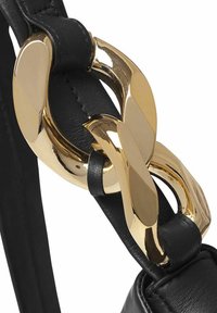 Čierny kožený popruh na kabelku s výrazným zlatým reťazcom. Hladké textúry so lesklými kovovými akcentmi umocňujú dizajn.