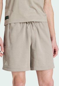 Grå stof shorts med elastisk talje og snor. Har et lille logo og sidelommer, samt en blød tekstur.