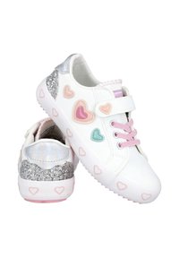 Zapatillas blancas con apliques de corazones en rosa y multicolor. Presenta detalles brillantes en plata y una correa de velcro con cordones. Suela de goma.