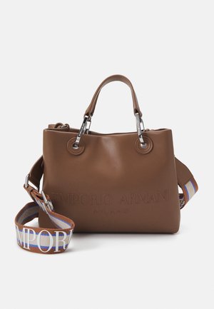 Brązowa skórzana torebka z wytłoczonym logo. Posiada srebrne okucia, podwójne uchwyty oraz odpinany pasek w niebiesko-beżowy pasek.