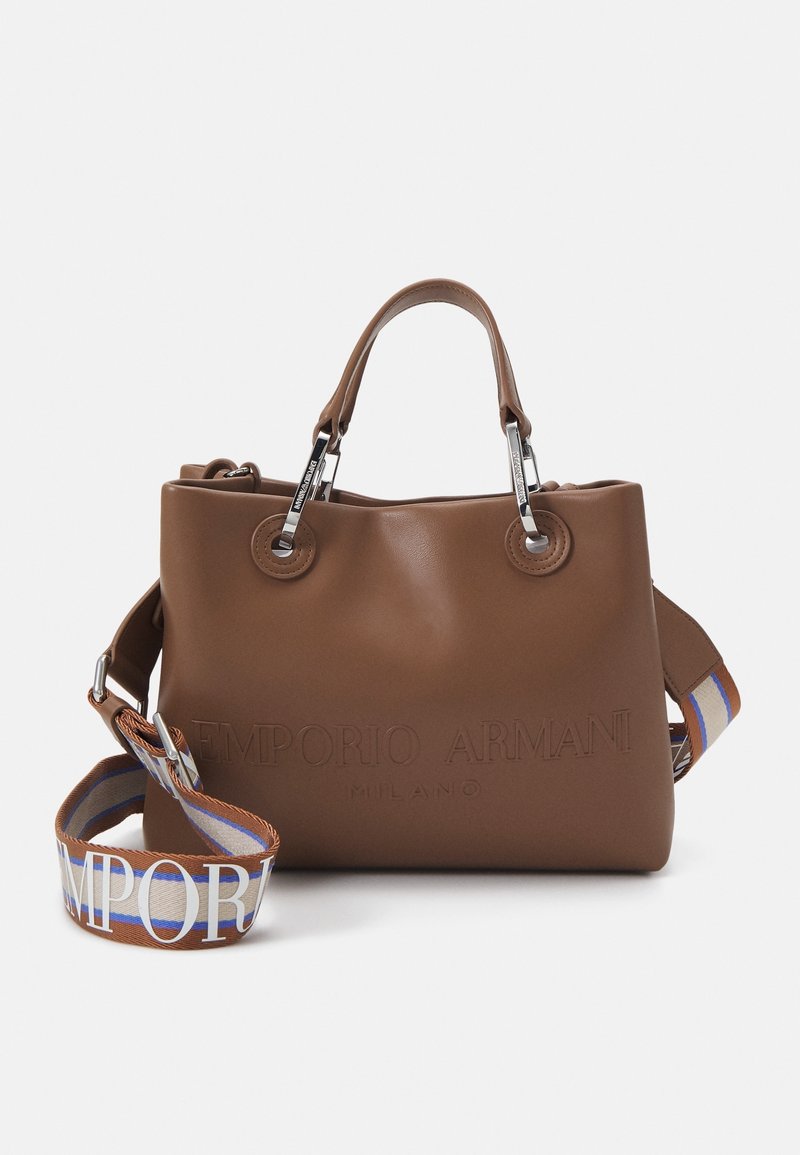 Brun läderhandväska med präglad logotyp. Har silverdetaljer, dubbla handtag och en avtagbar rem med ett blått och brunt randigt mönster.