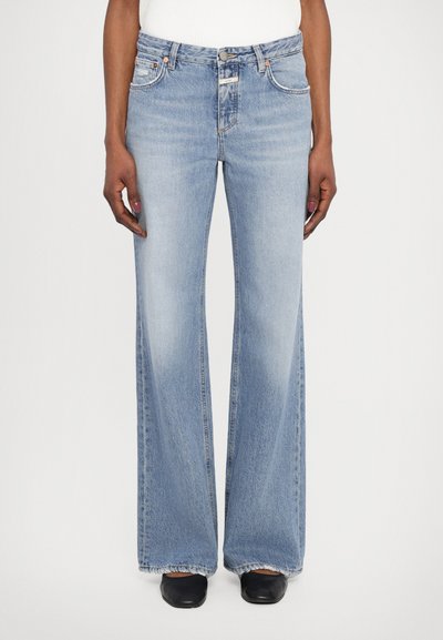 Lichtblauwe wijde denim jeans, met een klassieke vijf-pocket ontwerp en subtiele vervaging, afgewerkt met ruwe zoomranden.