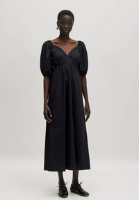 Schwarzes Midi-Kleid aus Baumwolle mit Puffärmeln und V-Ausschnitt, mit einer gerafften Taille und einem vollständigen, fließenden Rock.